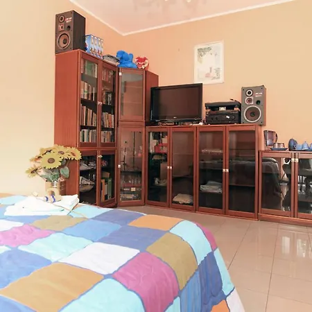 Room, 200m Subway, Navigli Area, Free Park, 10min Center, No Fee, Shared Bath And Kitchen