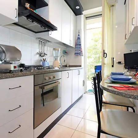 Room, 200m Subway, Navigli Area, Free Park, 10min Center, No Fee, Shared Bath And Kitchen Milan