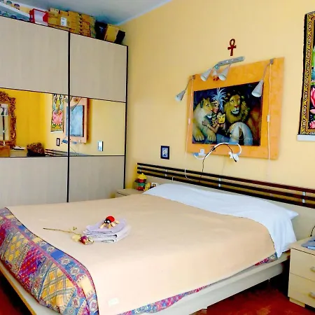 Room, 200m Subway, Navigli Area, Free Park, 10min Center, No Fee, Shared Bath And Kitchen Guest house Milan