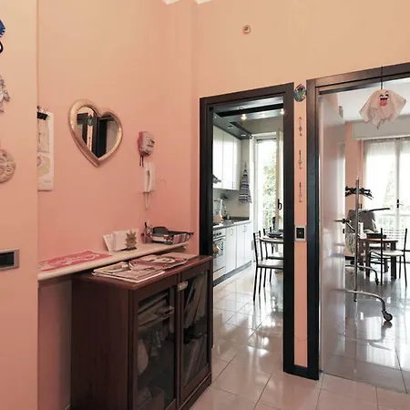 Room, 200m Subway, Navigli Area, Free Park, 10min Center, No Fee, Shared Bath And Kitchen Guest house