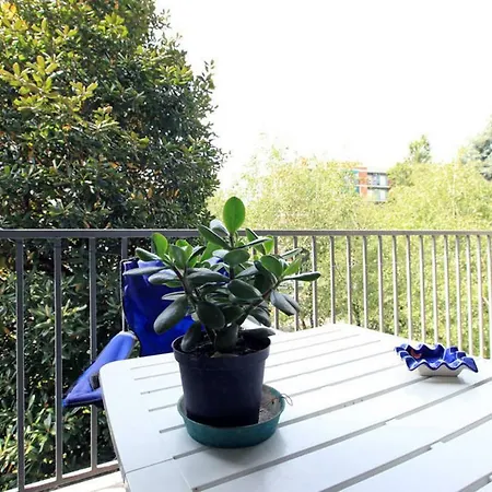Room, 200m Subway, Navigli Area, Free Park, 10min Center, No Fee, Shared Bath And Kitchen Guest house *