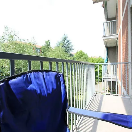 Room, 200m Subway, Navigli Area, Free Park, 10min Center, No Fee, Shared Bath And Kitchen Guest house *