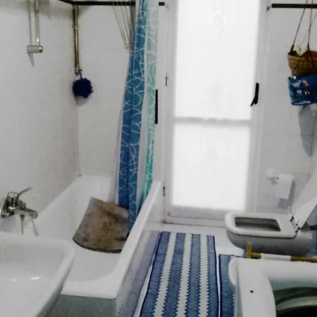 Room, 200m Subway, Navigli Area, Free Park, 10min Center, No Fee, Shared Bath And Kitchen Guest house *